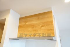 風量が弱・強と切替え可能なレンジフードが調理中の煙をしっかり吸い込みます。手元を照らすライト付きです。