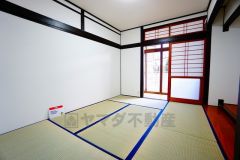 物が散らかりやすいリビングに収納スペースを確保。書類や雑貨をひとまとめにできまるため、お部屋をすっきりさせることが出来ます。