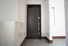 同仕様写真。たっぷり収納できるシューズボックスです。家族全員の靴がきれいに整頓できます。棚の上にお花や写真を飾っても良いですね。