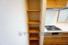 まとめ買いしてもこの収納量なら心配要らずのパントリー。調理家電や食品のストックをすっきりまとめられ、キッチン周りを広々使えます。