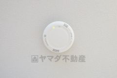 火災発生をいち早く知らせてくれる火災報知器は標準装備です。