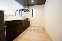 リビングにいるお子様を見守りながらお料理ができる対面キッチン。カウンタートップの汚れもサッと拭き取ることができ、お掃除ラクラク＾＾