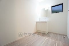 同仕様写真。三面鏡つき洗面台。鏡裏にたっぷりとした収納スペースがあります。鏡を閉めてしまえば小物は見えないため、スッキリとした印象の洗面台にできます。