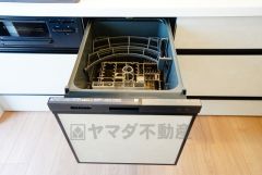 家事の時間が短縮できるフルオープンで開けやすい食器洗い乾燥機付。食事後に家族とのくつろぎタイムをしっかり取れます。