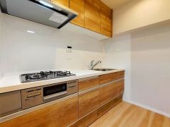 部屋の端に位置する壁付けキッチンは、デッドスペースができにくく、リビング・ダイニングを無駄なく広く活用できます。