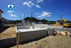 1号棟。現地（2026年8月6日）撮影。家計にも環境にも優しいオール電化住宅＾＾広々LDK20.7帖。全居室収納スペース完備＾＾