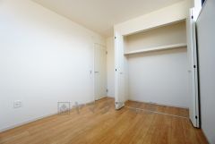 暖かい日差しが差し込む洋室。たっぷり収納できるクローゼット付きでお部屋の中をすっきりと快適に保てます。