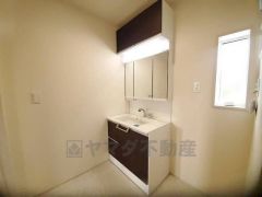 三面鏡つき洗面台。鏡裏にたっぷりとした収納スペースがあります。鏡を閉めてしまえば小物は見えないため、スッキリとした印象の洗面台にできます。