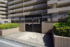 敷地内にゴミ置き場を設けており、日々のゴミ出しがスムーズ＾＾重いゴミも短い動線で出せる便利な環境です。