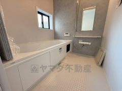 1日の疲れを癒すくつろぎのバスルーム。足を伸ばしてもゆったりと入れるサイズです。お子様と一緒にお風呂に入っても狭くないですね^^