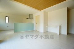 カウンターキッチンに加えて、リビング階段になっているので、お顔を合わす回数が増え、ぐっと家族の距離が縮まります。