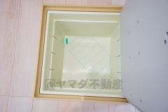 キッチンにある床下収納は、居住スペースを減らさずに買い置きの調味料や非常食などを保管することができます。