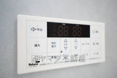 湯量・湯温の設定、そして保温までワンタッチのフルオートバス。便利な追い炊き機能付きです。