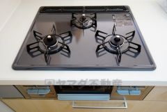 同仕様写真。3種類の料理が同時に調理できる、3口ガスコンロ。忙しい夕食の支度時間が短縮できて効率よくお料理が楽しめます。