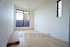 寛ぎの時間を紡ぎだす主寝室は、大型ベッドを置いても余裕の広さを確保しています。