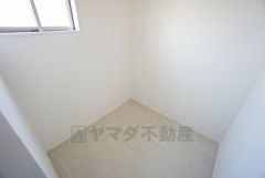 同仕様写真。家族のライフスタイルに合わせて使えるフリースペース。ワークスペースや趣味の空間など多彩な用途に対応します。