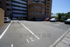 駐車場1台確保済み（月額9，000円）。詳しくはお問い合わせ下さい＾＾