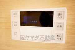 湯量・湯温の設定、そして保温までワンタッチのフルオートバス。便利な追い炊き機能付きです。