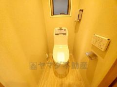 温水、暖房、ウォシュレット付の高機能トイレです。すっきりした見た目で、トイレ奥の掃除もしやすいです。