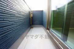 陽当たりの良いバルコニーです。お洗濯やお布団干しはもちろん、日光浴スペースにも。足元は防水工事施工済です。