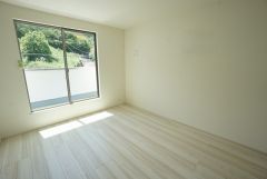 同仕様写真。寛ぎの時間を紡ぎだす主寝室は、大型ベッドを置いても余裕の広さを確保しています。