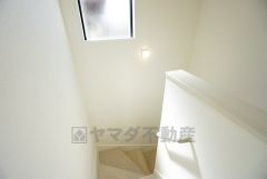 小さなお子様やご高齢の方でも安心できる、手すり付き階段。段差も低めで設定されており、安全性にも優れています。