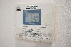 キッチン横からお湯張り、追い炊き、足し湯がボタン一つで楽々操作できる給湯機リモコンです。忙しい夕飯準備の時間帯に重宝しますね。