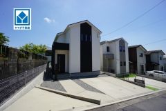周辺は落ち着いた住宅街。シンプルでいつまでも飽きのこないデザイン。お気に入りの家具とインテリアで素敵な部屋を作りましょう。