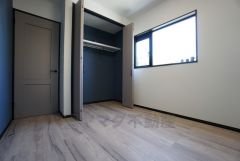 暖かい日差しが差し込む洋室。たっぷり収納できるクローゼット付きでお部屋の中をすっきりと快適に保てます。