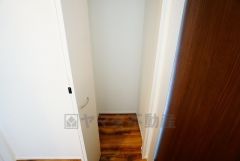 同仕様写真。廊下にも収納を確保。各居室に入りきれなかった荷物や、2階で使用する日用品のストック置き場に便利です。