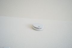 火災発生をいち早く知らせてくれる火災報知器は標準装備です。