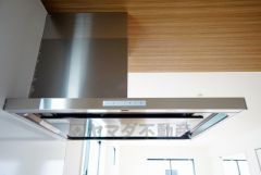 お手入れが簡単なスリム型レンジフードです。調理により発生する油煙や臭いを吸い込み、屋外へ排気してくれます。