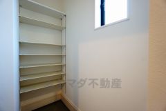 同仕様写真。壁一面に設けた大容量のシューズクローゼットは実用性と機能性を兼ね備えています。急な来客でも、いつも整頓された玄関でお出迎えができます。