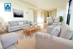 家具はイメージです。リビングは広々とした設計で、家族が集い、寛ぐ暮らしの空間を演出しています。思い思いの時間を過ごしたり、家族みんなで食事をしたり、素敵な団らんの場になりますね。