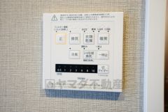 浴室暖房乾燥機付き。天候に左右されず、いつでも好きなときに洗濯物を干せるので、仕事や家事で忙しい方に重宝します。