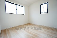 2面採光を確保した明るい室内は、風通しも良く、大変居心地の良い空間となっております。爽やかな風を感じて起きる朝は、快適生活の始まりに。