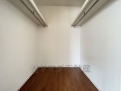季節物の衣類もスッキリ収納できるウォークインクロゼット。住空間をスッキリ広々使えます＾＾