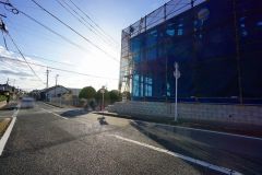 現地（2026年1月30日）撮影。前面道路は広く、車同士がすれ違うスペースが十分にあります。落ち着いた住宅地内で快適な生活を実現してみませんか＾＾