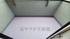 陽当たりの良いバルコニーです。お洗濯やお布団干しはもちろん、日光浴スペースにも。足元は防水工事施工済です。