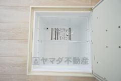 キッチンにある床下収納は、居住スペースを減らさずに買い置きの調味料や非常食などを保管することができます。
