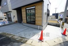 駐車スペースはゆとりある2台分を確保。マイカー用に、お客さま用に、余裕を持ってご利用いただけます。