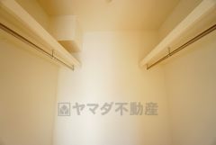収納力豊富なウォークインクローゼット。洋服や小物などを1箇所にまとめて美しい収納を実現します。
