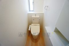 同仕様写真。温水洗浄機付トイレです。節水機能もあるので、安心して使えますね。もちろん、1階2階の2ヶ所にトイレがあるので、忙しい朝にもゆとりができますね。