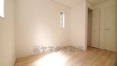 2面採光を確保した明るい室内は、風通しも良く、大変居心地の良い空間となっております。爽やかな風を感じて起きる朝は、快適生活の始まりに。