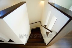 小さなお子様やご高齢の方でも安心できる、手すり付き階段。段差も低めで設定されており、安全性にも優れています。