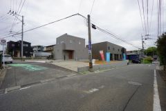 現地（2026年4月13日）撮影。大型車の通行が少なく、騒音や振動が少ないので静かで快適な生活を送れます。落ち着いた住宅地内で快適な生活を実現してみませんか。