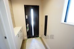 ご家族の靴をスッキリと片付けられるシューズボックス付きの玄関です＾＾スッキリと片付いた玄関は気持ちがいいです。身だしなみの確認が出来る全身鏡付き＾＾