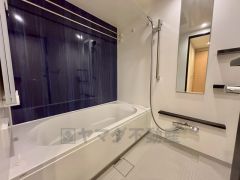 デザイン性に優れた浴槽でゆったりとしたバスタイムを演出。 足を伸ばせる浴槽で毎日の疲れを癒してください。