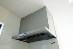 調理により発生する油煙や臭いを吸い込み、屋外へ排気してくれます。