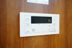 湯量・湯温の設定、そして保温までワンタッチのフルオートバス。便利な追い炊き機能付きです。